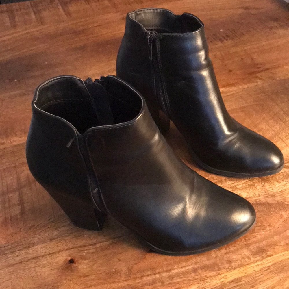 Heeled black booties